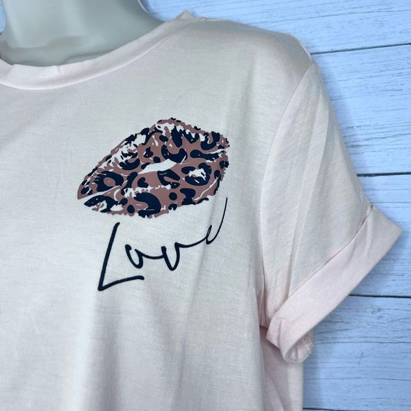 Boutique Brand Leopard Print Lips “Love” Graphic Short Sleeve Tee 💗 - Picture 2 of 4